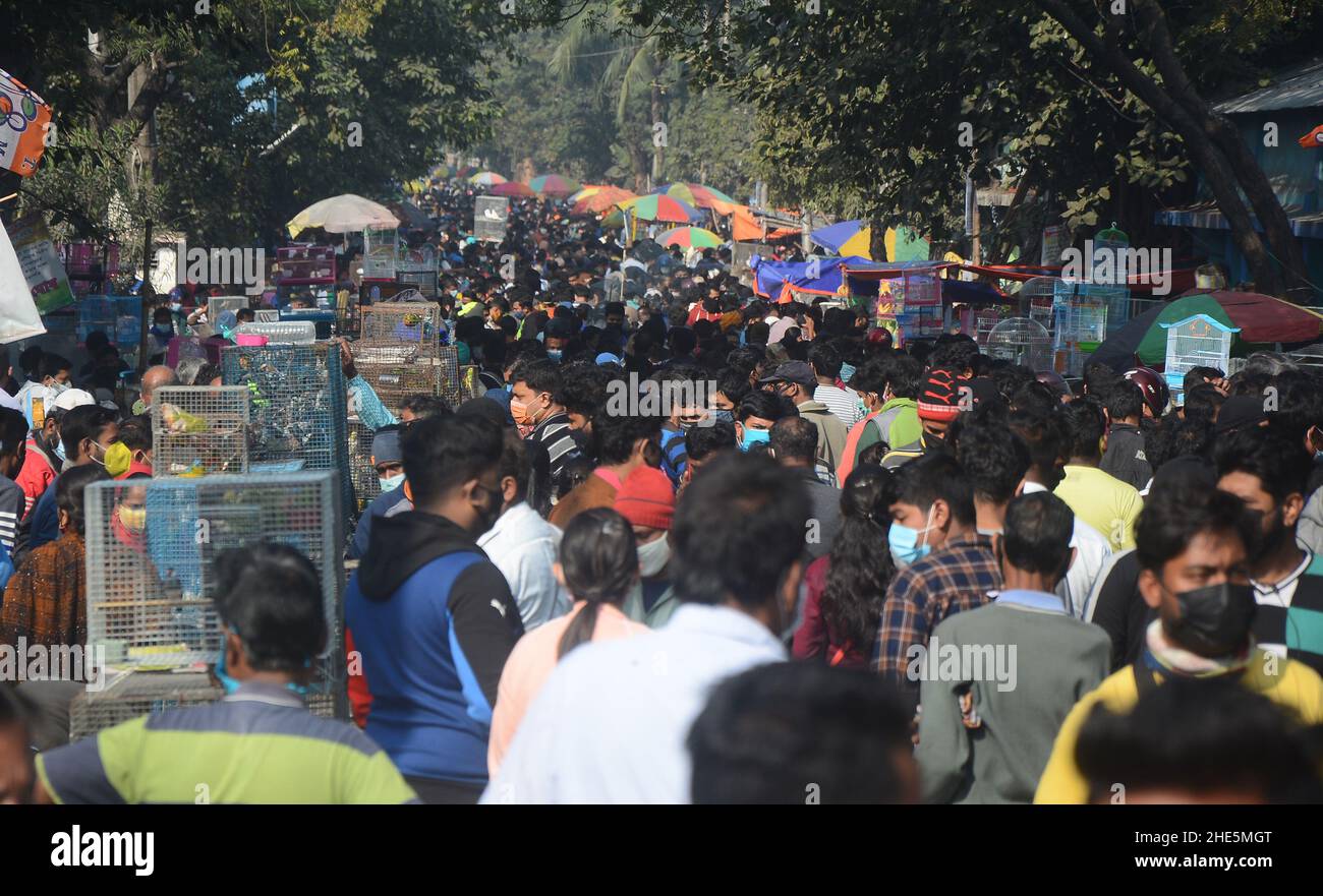 Kolkata, Bengala Occidentale, India. 9th Jan 2022. Massiccia folla nel mercato degli animali domestici in situazione pandemica Codvid. wasÂ il più grande andÂ e il più antico mercato di animali domestici di Kolkata. Questo mercato di animali domestici, noto anche come ''Bagbazar Sokher Haat''. La città di gioia tiene il mercato dell'animale domestico ogni Domenica dalle prime ore del mattino al tardo pomeriggio.è stato scritto in carta per mantenere la distanza sociale e covid protocolli.But in qualche modo la maggior parte della gente ha dimenticato che ogni giorno il numero di casi attivi Covid è più di 1 lakh. Credit: ZUMA Press, Inc./Alamy Live News Foto Stock