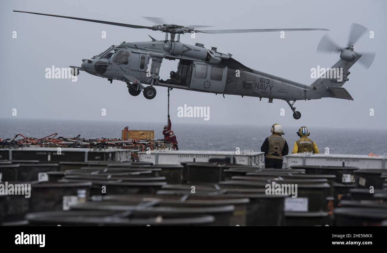 I marinai collegano un gancio di carico a un elicottero MH-60s Sea Hawk. (34624216924). Foto Stock