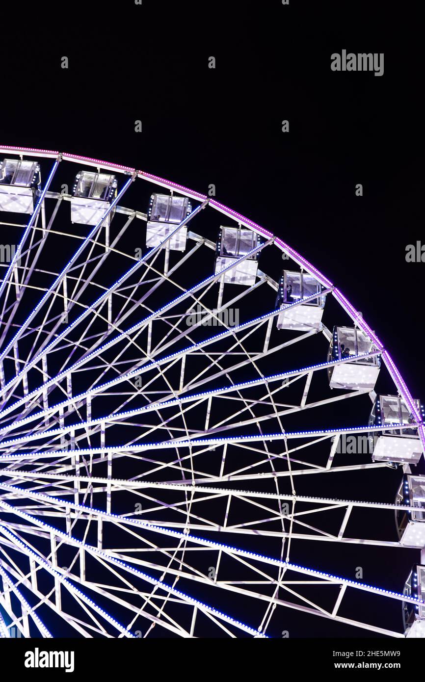 Ruota Ferris in neon blu su sfondo scuro. Foto Stock