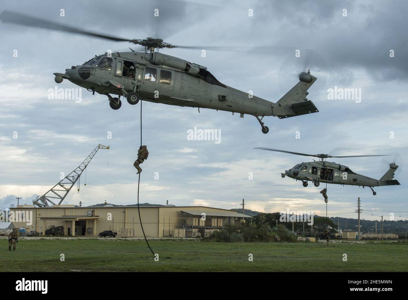 Velisti a corda veloce da MH-60s Sea Hawk elicotteri alla base navale Guam. (35941071064). Foto Stock