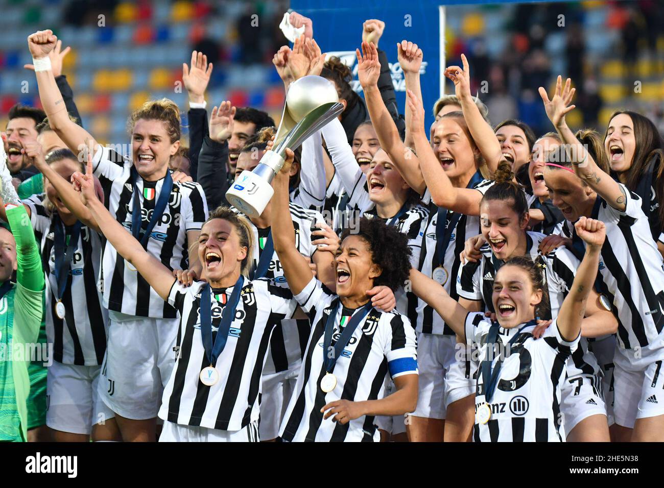 Frosinone, Italia. 08th Jan 2022. Exultation Juventus with Women's Italian Supercup Trophie (Photo by Andrea Amato/Pacific Press) Credit: Pacific Press Media Production Corp./Alamy Live News Foto Stock
