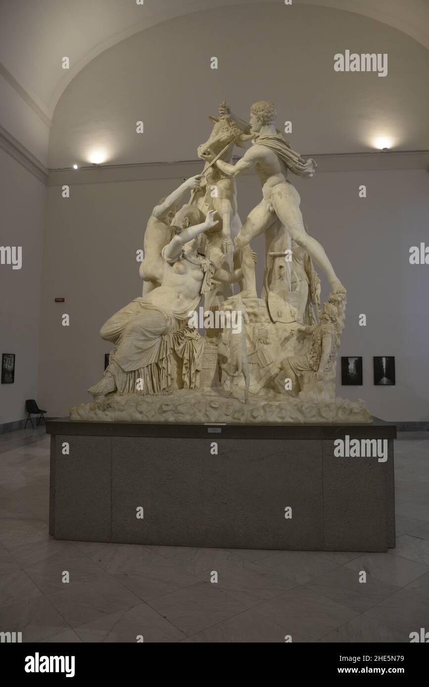 Napoli, Italia. 5th Jan 2022. La scultura del toro Farnese al Museo Archeologico Nazionale di Napoli. Il toro Farnese è una scultura massiccia attribuita agli artisti rodiani Apollonio di Tralles è costituita dalla più grande scultura singola mai recuperata dall'antichità. L'originale prodotto a Rodi fu trasportato a Roma. Una copia romana della scultura fu trovata nel 1546 nelle Terme di Caracalla a Roma. Oggi si trova presso il Museo Archeologico Nazionale di Napoli, nel sud dell'Italia. (Credit Image: © Mariano Montella/Pacific Press via ZUMA Press Wire) Foto Stock