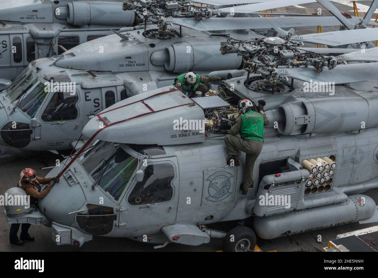I marinai ispezionano un elicottero MH-60R Sea Hawk. (34573507942). Foto Stock