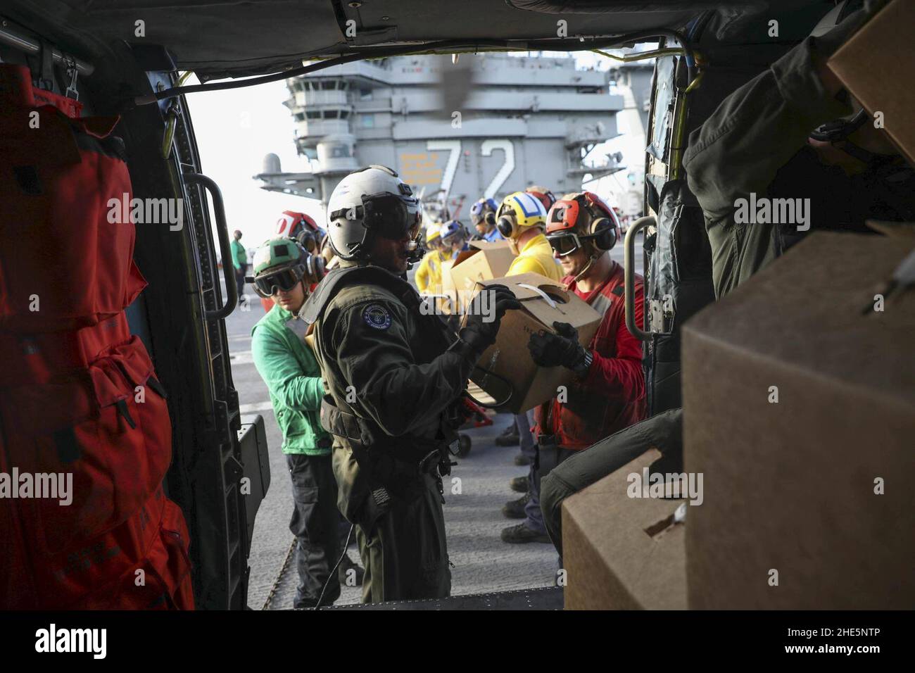 I marinai caricano le scatole di acqua su un MH-60R Sea Hawk. (37015526782). Foto Stock