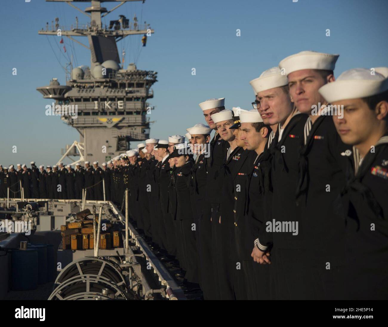I marinai sono a bordo del portaerei USS Dwight D. Eisenhower (CVN 69) quando ritorna a homeport (31608632820). Foto Stock
