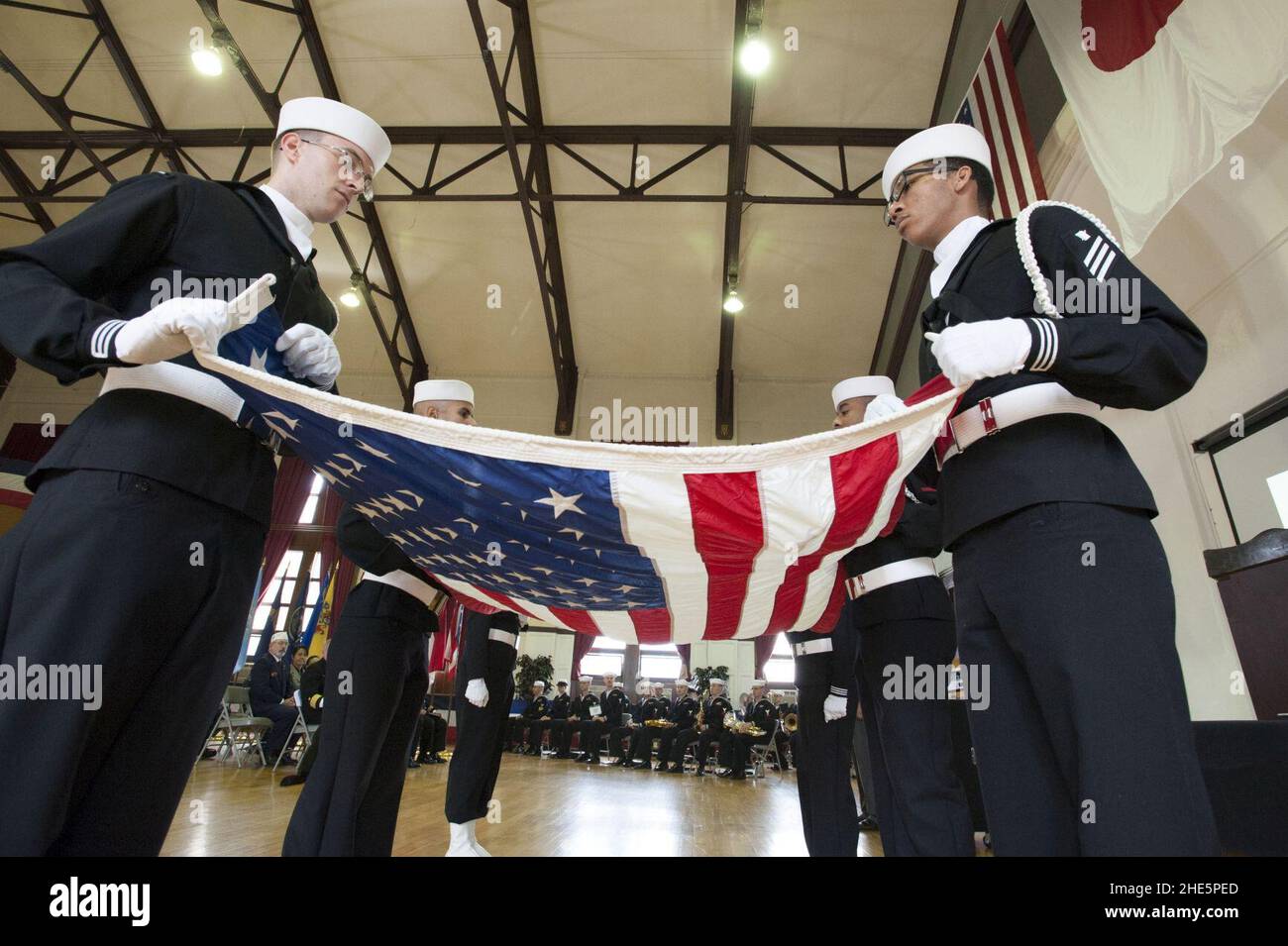 I marinai eseguono una cerimonia di chiusura della bandiera. (8199139133). Foto Stock