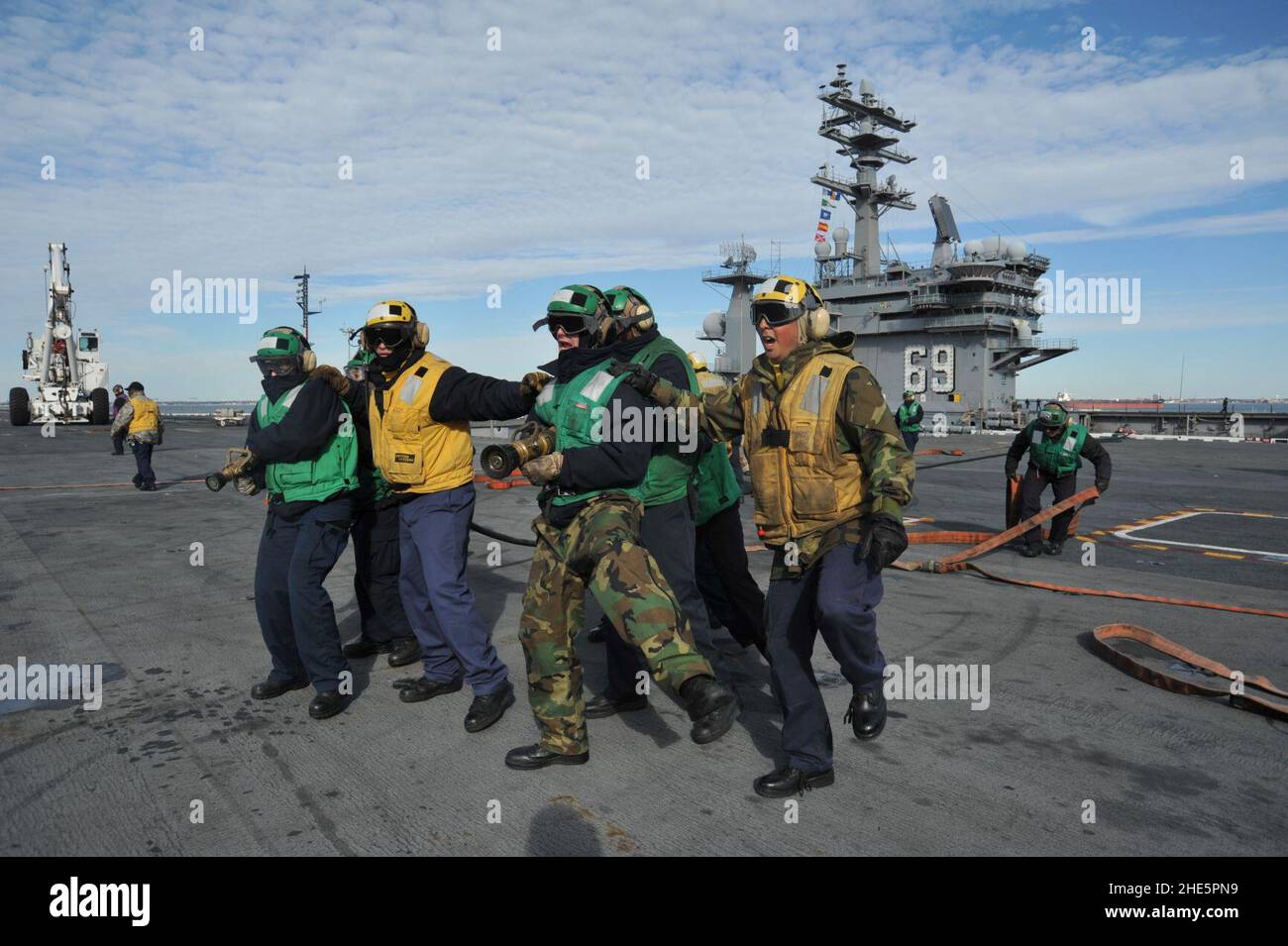 I marinai praticano l'attacco del fuoco a bordo della USS George H.W. Boccola. (8489343126). Foto Stock