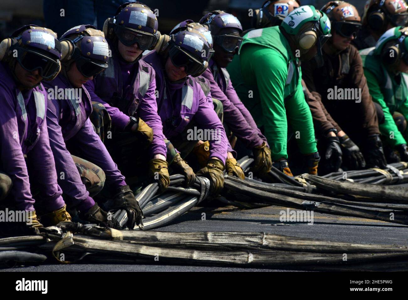 I marinai preparano una barricata di emergenza durante un'esercitazione. (8599729665). Foto Stock