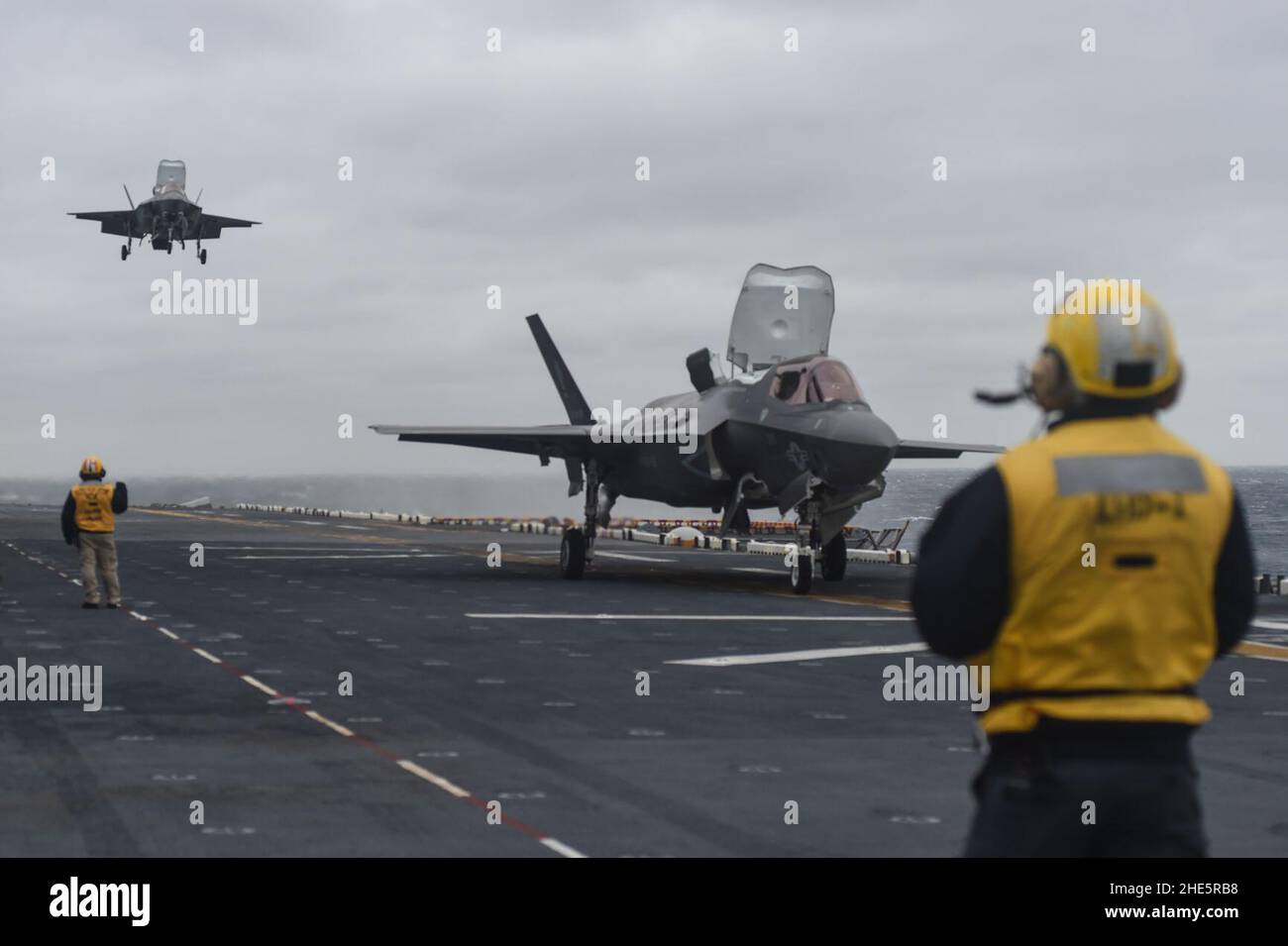 I marinai si levano in piedi mentre un F-35B Lightening II vola sopra USS Wasp. (40653042631). Foto Stock