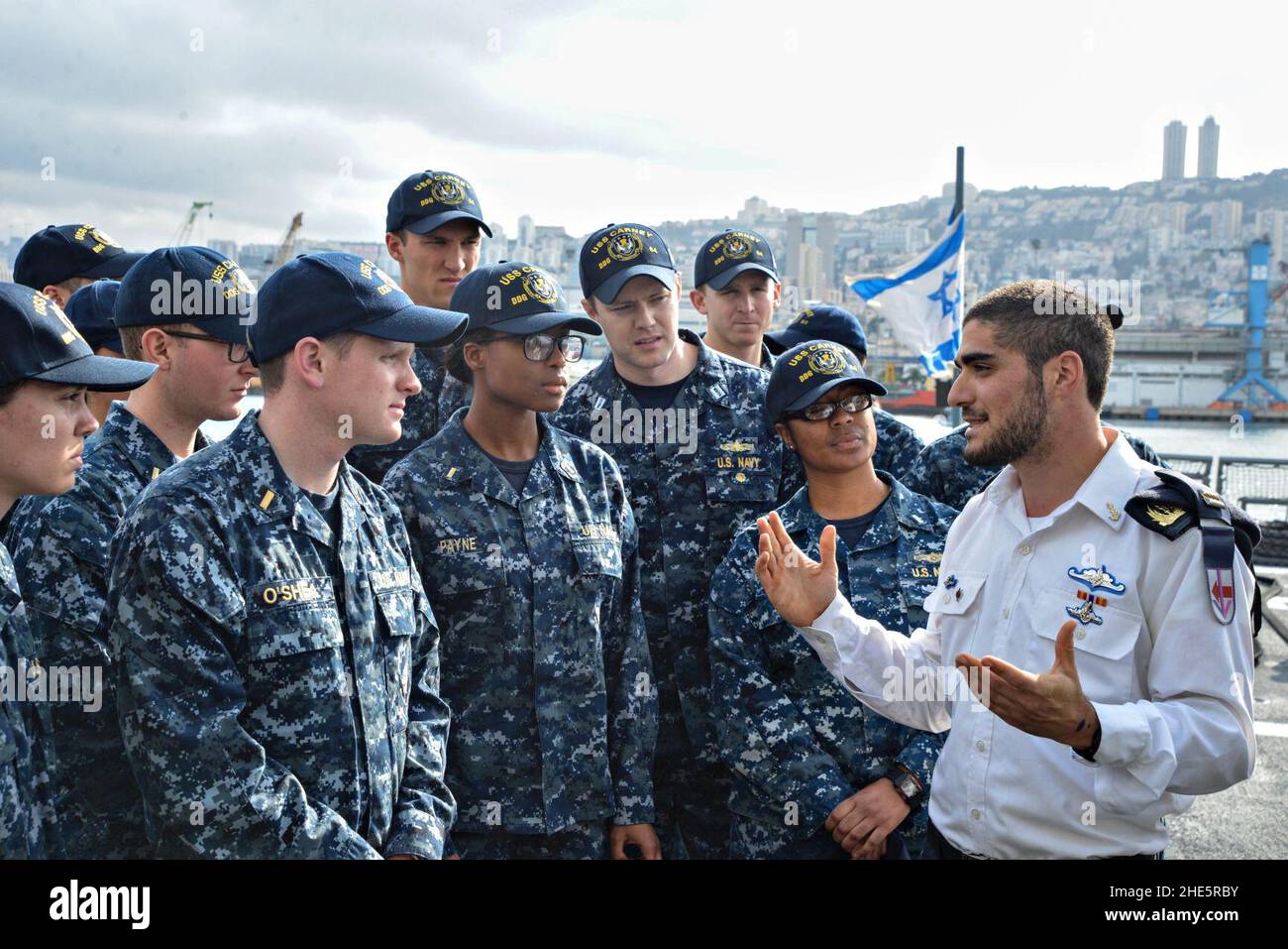 I marinai di stanza a bordo di USS Carney (DDG 64) visitano una nave israeliana mentre si trovano nel porto di Haifa, Israele 160221 Foto Stock