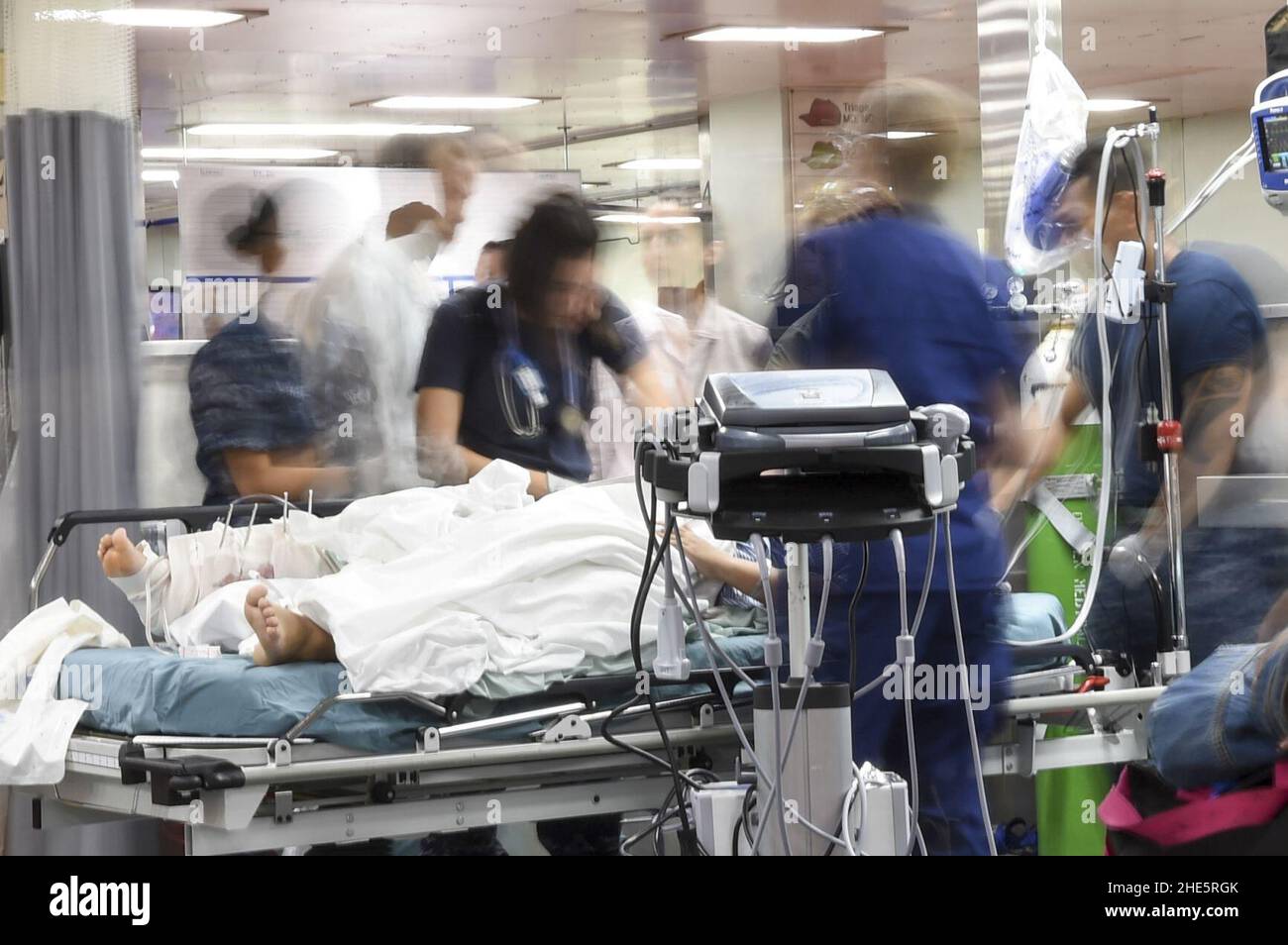 I marinai trattano un paziente in caso di incidente che riceve a bordo della nave del Navy Hospital. (26289055569). Foto Stock