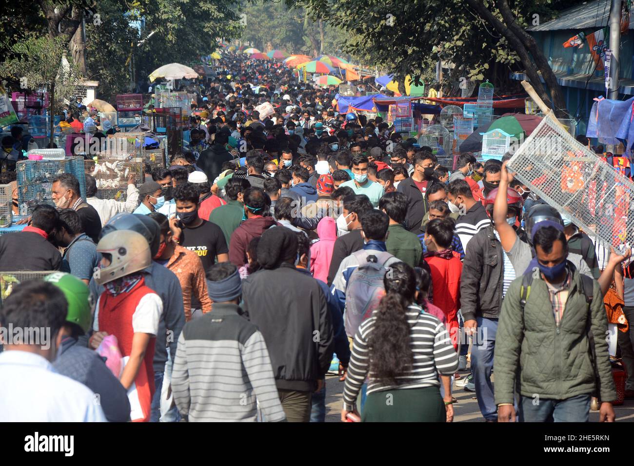 Kolkata, Bengala Occidentale, India. 9th Jan 2022. Massiccia folla nel mercato degli animali domestici in situazione pandemica Codvid. wasÂ il più grande andÂ e il più antico mercato di animali domestici di Kolkata. Questo mercato di animali domestici, noto anche come ''Bagbazar Sokher Haat''. La città di gioia tiene il mercato dell'animale domestico ogni Domenica dalle prime ore del mattino al tardo pomeriggio.è stato scritto in carta per mantenere la distanza sociale e covid protocolli.But in qualche modo la maggior parte della gente ha dimenticato che ogni giorno il numero di casi attivi Covid è più di 1 lakh. Credit: ZUMA Press, Inc./Alamy Live News Foto Stock