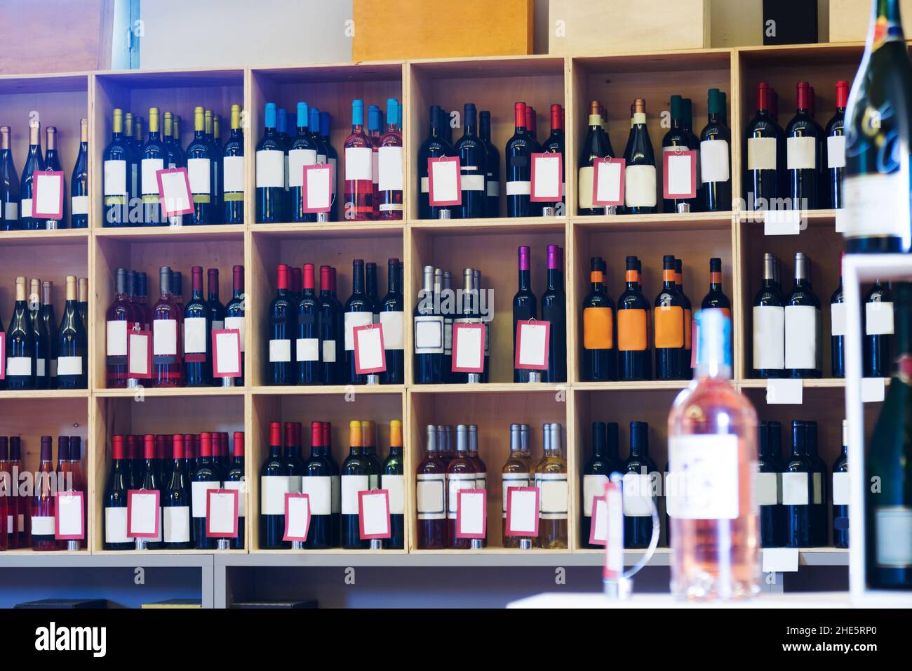 Esposizione con bottiglie di vino in negozio Foto stock - Alamy