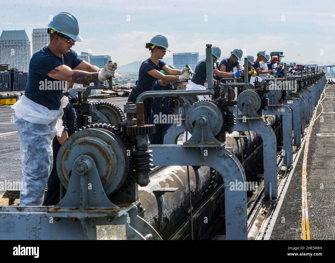 I marinai lavorano insieme per abbassare una pista di catapulta nel ponte di volo USS Theodore Roosevelt. (29357574934). Foto Stock