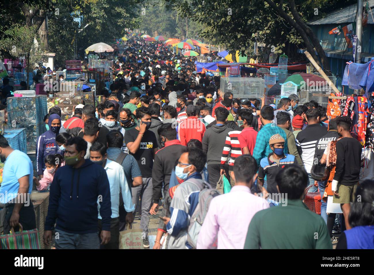 Kolkata, Bengala Occidentale, India. 9th Jan 2022. Massiccia folla nel mercato degli animali domestici in situazione pandemica Codvid. wasÂ il più grande andÂ e il più antico mercato di animali domestici di Kolkata. Questo mercato di animali domestici, noto anche come ''Bagbazar Sokher Haat''. La città di gioia tiene il mercato dell'animale domestico ogni Domenica dalle prime ore del mattino al tardo pomeriggio.è stato scritto in carta per mantenere la distanza sociale e covid protocolli.But in qualche modo la maggior parte della gente ha dimenticato che ogni giorno il numero di casi attivi Covid è più di 1 lakh. Credit: ZUMA Press, Inc./Alamy Live News Foto Stock