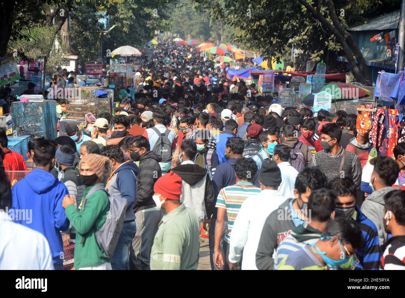 Kolkata, Bengala Occidentale, India. 9th Jan 2022. Massiccia folla nel mercato degli animali domestici in situazione pandemica Codvid. wasÂ il più grande andÂ e il più antico mercato di animali domestici di Kolkata. Questo mercato di animali domestici, noto anche come ''Bagbazar Sokher Haat''. La città di gioia tiene il mercato dell'animale domestico ogni Domenica dalle prime ore del mattino al tardo pomeriggio.è stato scritto in carta per mantenere la distanza sociale e covid protocolli.But in qualche modo la maggior parte della gente ha dimenticato che ogni giorno il numero di casi attivi Covid è più di 1 lakh. Credit: ZUMA Press, Inc./Alamy Live News Foto Stock
