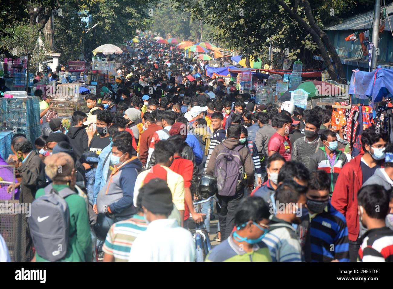 Kolkata, Bengala Occidentale, India. 9th Jan 2022. Massiccia folla nel mercato degli animali domestici in situazione pandemica Codvid. wasÂ il più grande andÂ e il più antico mercato di animali domestici di Kolkata. Questo mercato di animali domestici, noto anche come ''Bagbazar Sokher Haat''. La città di gioia tiene il mercato dell'animale domestico ogni Domenica dalle prime ore del mattino al tardo pomeriggio.è stato scritto in carta per mantenere la distanza sociale e covid protocolli.But in qualche modo la maggior parte della gente ha dimenticato che ogni giorno il numero di casi attivi Covid è più di 1 lakh. Credit: ZUMA Press, Inc./Alamy Live News Foto Stock