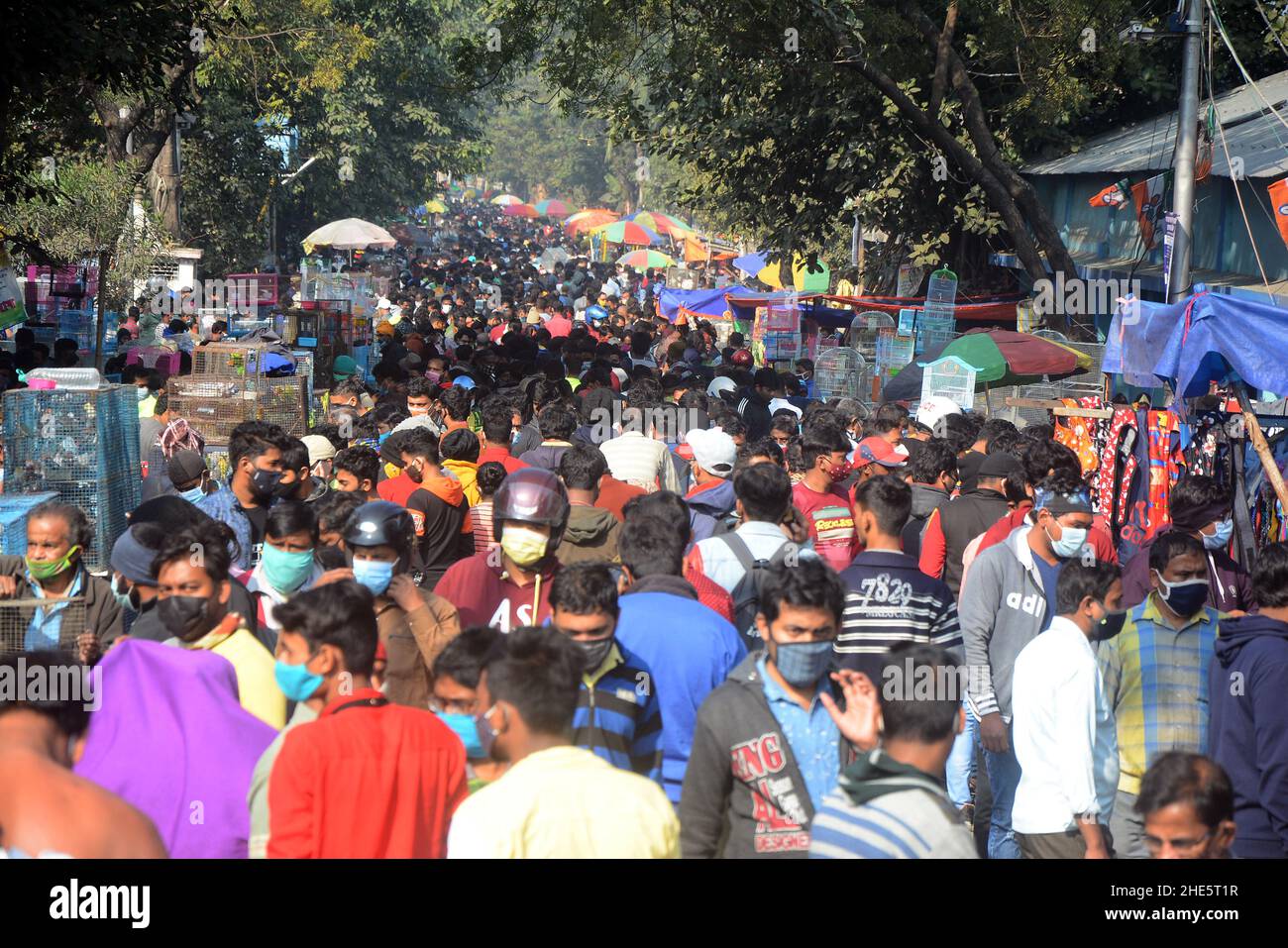 Kolkata, Bengala Occidentale, India. 9th Jan 2022. Massiccia folla nel mercato degli animali domestici in situazione pandemica Codvid. wasÂ il più grande andÂ e il più antico mercato di animali domestici di Kolkata. Questo mercato di animali domestici, noto anche come ''Bagbazar Sokher Haat''. La città di gioia tiene il mercato dell'animale domestico ogni Domenica dalle prime ore del mattino al tardo pomeriggio.è stato scritto in carta per mantenere la distanza sociale e covid protocolli.But in qualche modo la maggior parte della gente ha dimenticato che ogni giorno il numero di casi attivi Covid è più di 1 lakh. Credit: ZUMA Press, Inc./Alamy Live News Foto Stock