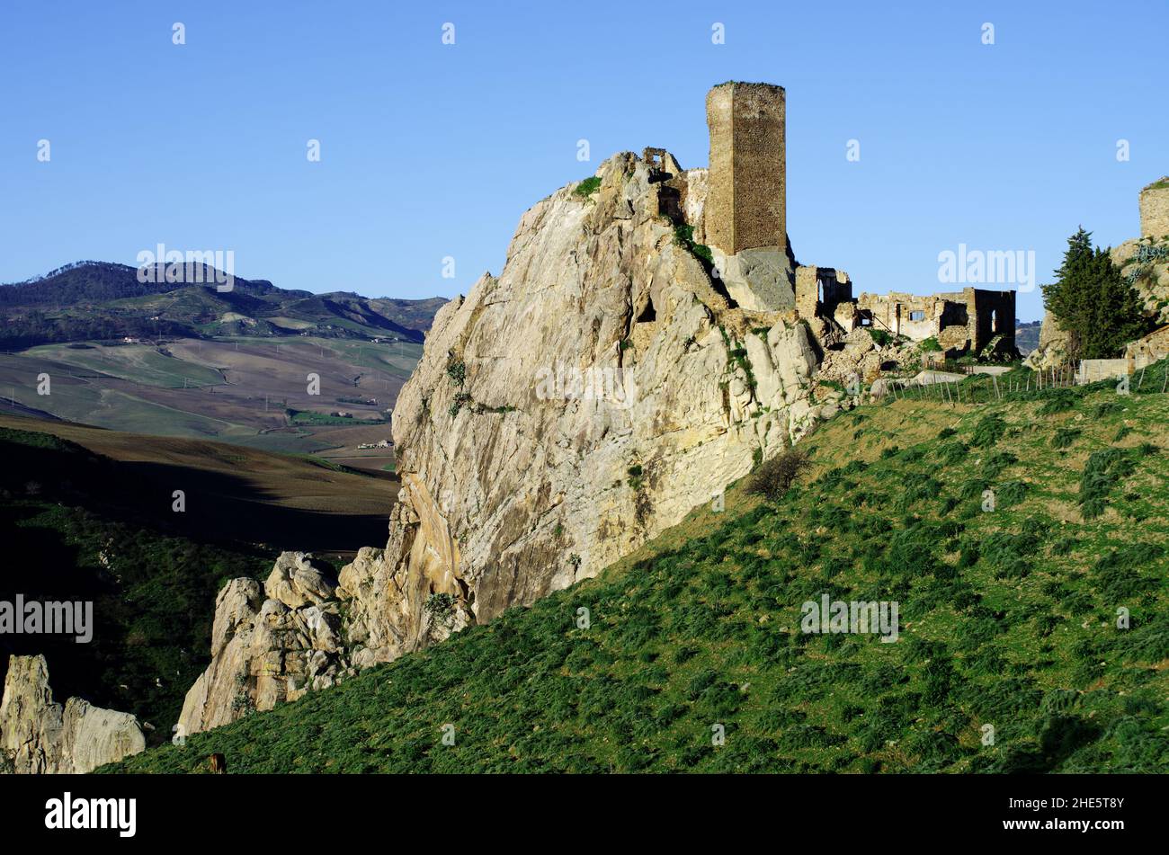 La torre del Castello di Pietratagliata sulla roccia, paesaggio storia della Sicilia Foto Stock