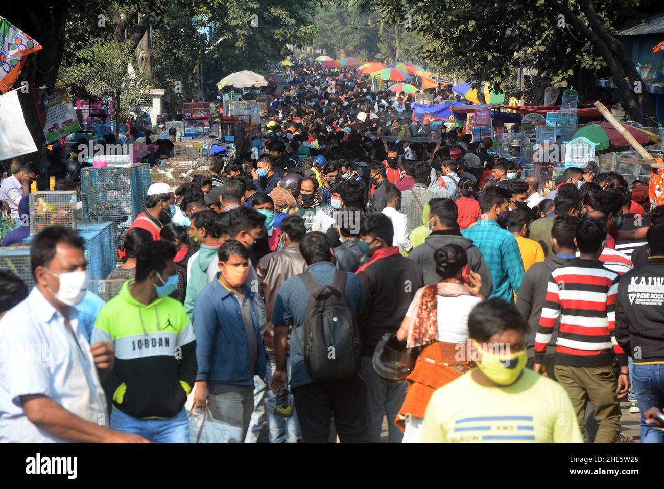 Kolkata, Bengala Occidentale, India. 9th Jan 2022. Massiccia folla nel mercato degli animali domestici in situazione pandemica Codvid. wasÂ il più grande andÂ e il più antico mercato di animali domestici di Kolkata. Questo mercato di animali domestici, noto anche come ''Bagbazar Sokher Haat''. La città di gioia tiene il mercato dell'animale domestico ogni Domenica dalle prime ore del mattino al tardo pomeriggio.è stato scritto in carta per mantenere la distanza sociale e covid protocolli.But in qualche modo la maggior parte della gente ha dimenticato che ogni giorno il numero di casi attivi Covid è più di 1 lakh. Credit: ZUMA Press, Inc./Alamy Live News Foto Stock