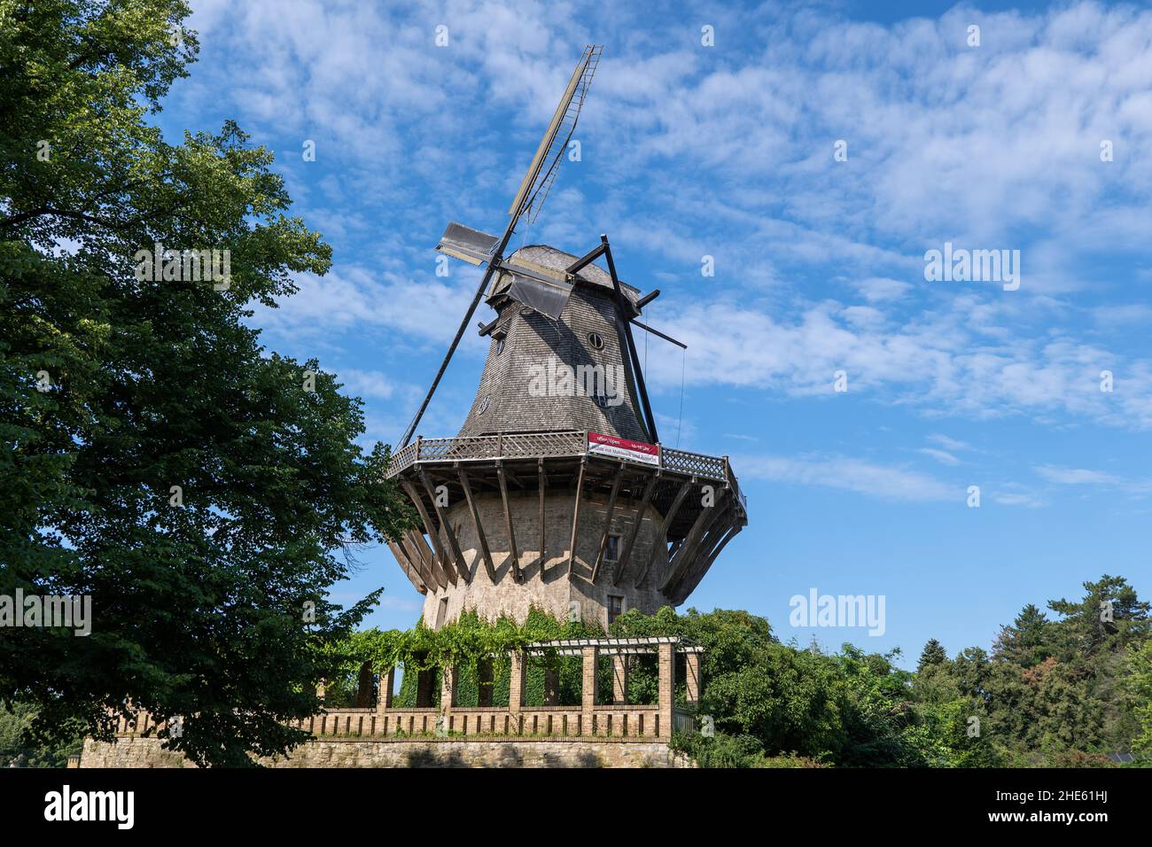 Mulino storico di Sanssouci, mulino a vento in stile olandese nella città di Potsdam, Brandeburgo, Germania. Foto Stock