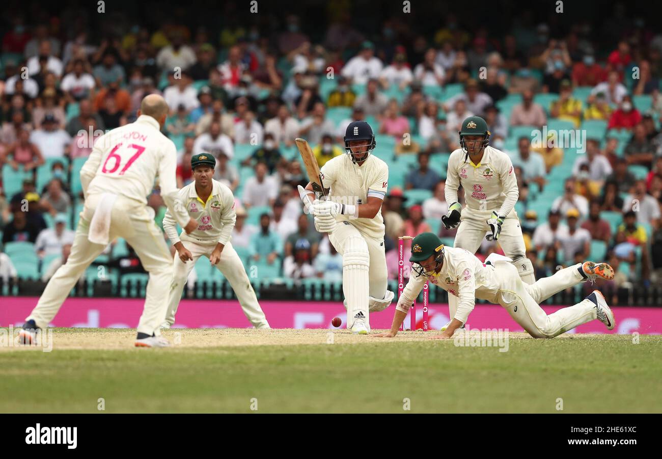 L'Inghilterra Stuart Broad affronta una palla nel penultimo giorno durante il quinto della quarta prova delle ceneri al Sydney Cricket Ground, Sydney. Data foto: Domenica 9 gennaio 2022. Foto Stock