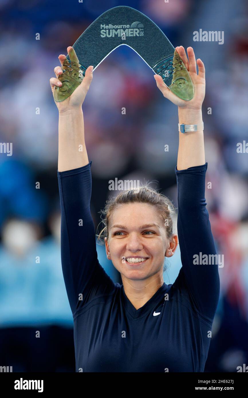 SIMONA HALEP (ROU) vince la finale del Melbourne Summer Set 1 Women's Singles 2022 sconfiggendo Veronika Kudermetova (RUS) domenica 2022 gennaio a Melbourne Foto Stock