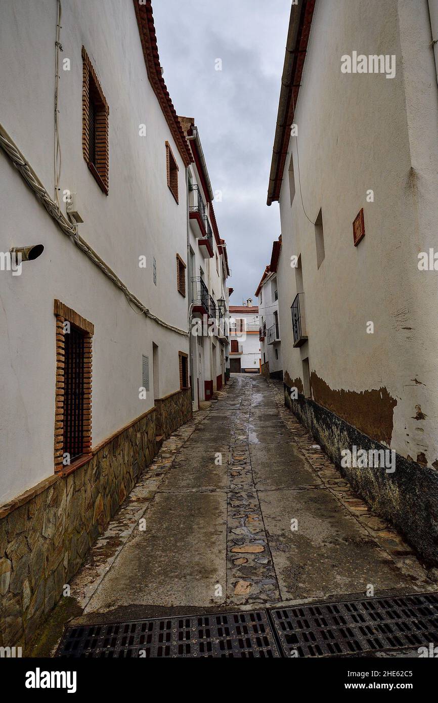 Strada stretta di una piccola città rurale - Aldeire, Granada. Foto Stock