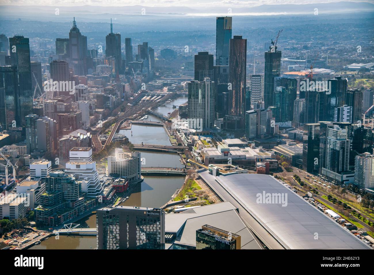 MELBOURNE, AUSTRALIA - 8 SETTEMBRE 2018: Vista aerea del quartiere centrale degli affari della città e del fiume Yarra da elicottero Foto Stock