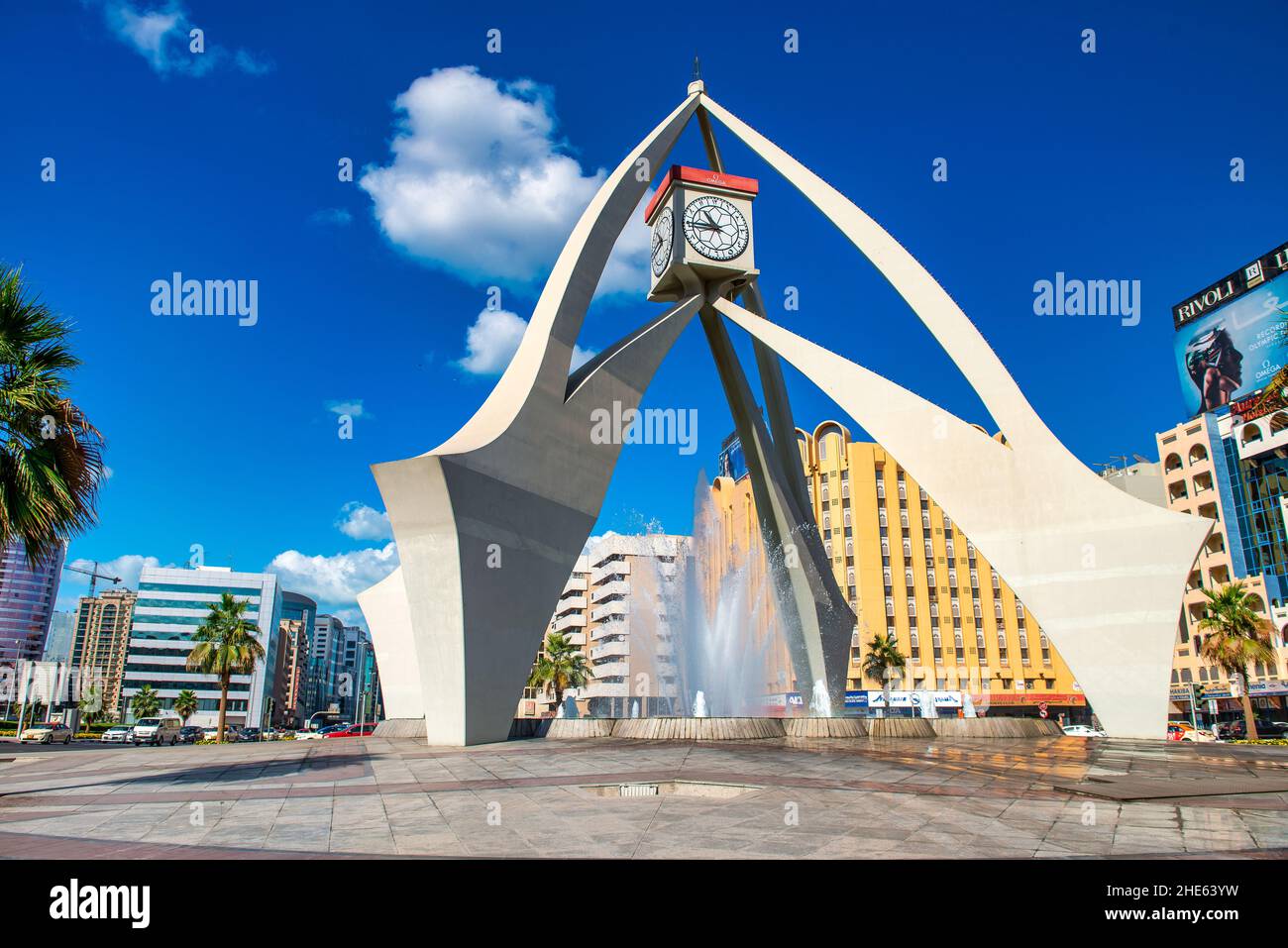 DUBAI, Emirati Arabi Uniti - 11 DICEMBRE 2016: Deira Clocktower è un moderno punto di riferimento a Bur Dubai Foto Stock