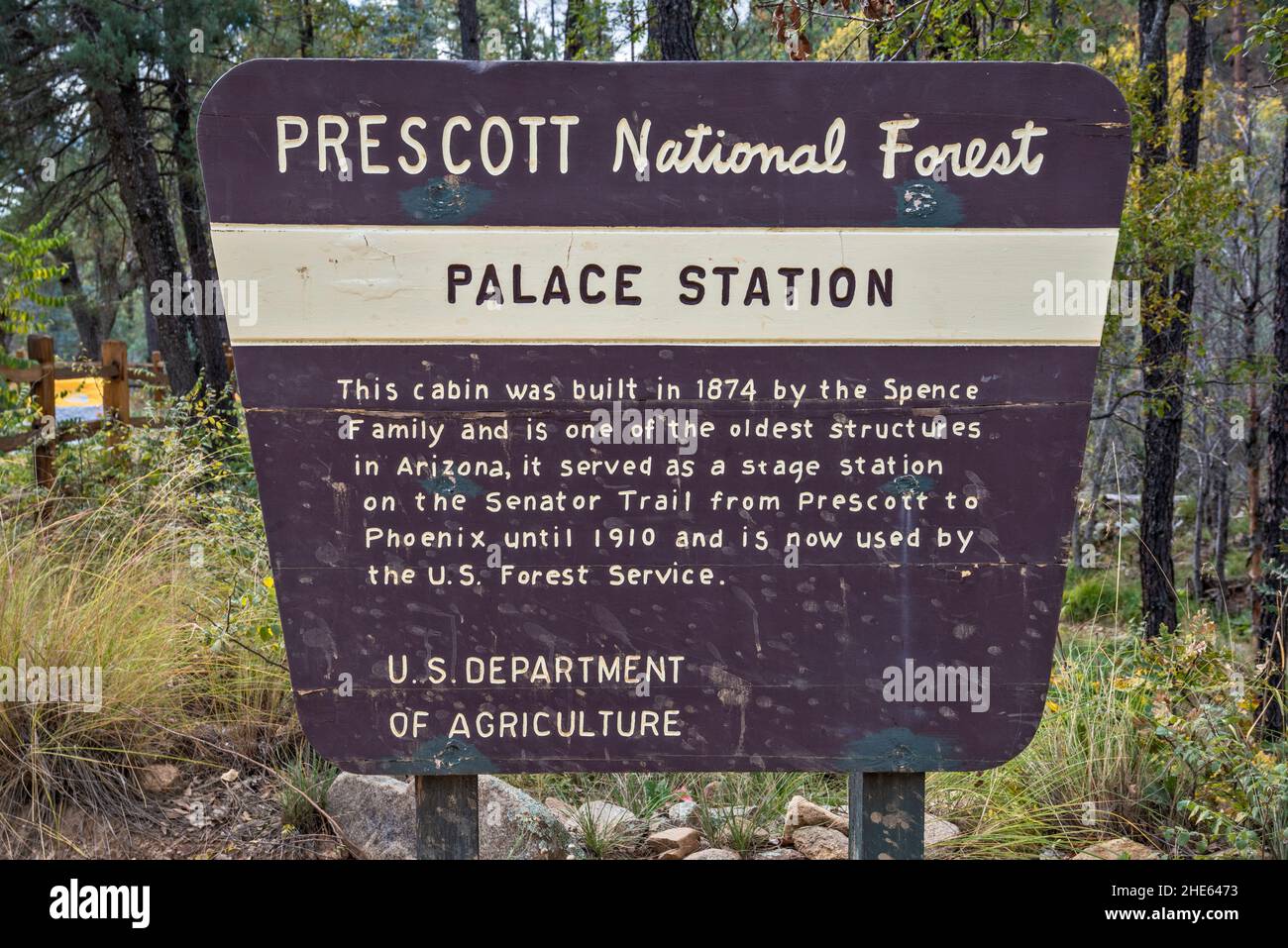 Insegna a Palace Station, 1874, cabina a Senator Highway 52, strada posteriore in Bradshaw Mountains, Prescott National Forest, Arizona, Stati Uniti Foto Stock