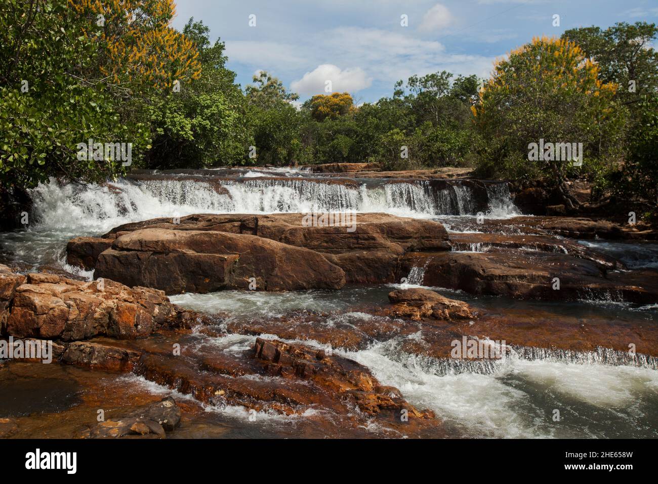 Incredibilmente bella cascata e corpo per l'acqua nel Brasile centrale. Foto di alta qualità Foto Stock