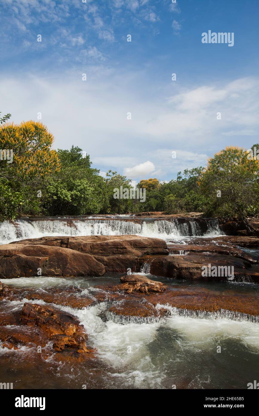 Incredibilmente bella cascata e corpo per l'acqua nel Brasile centrale. Foto di alta qualità Foto Stock