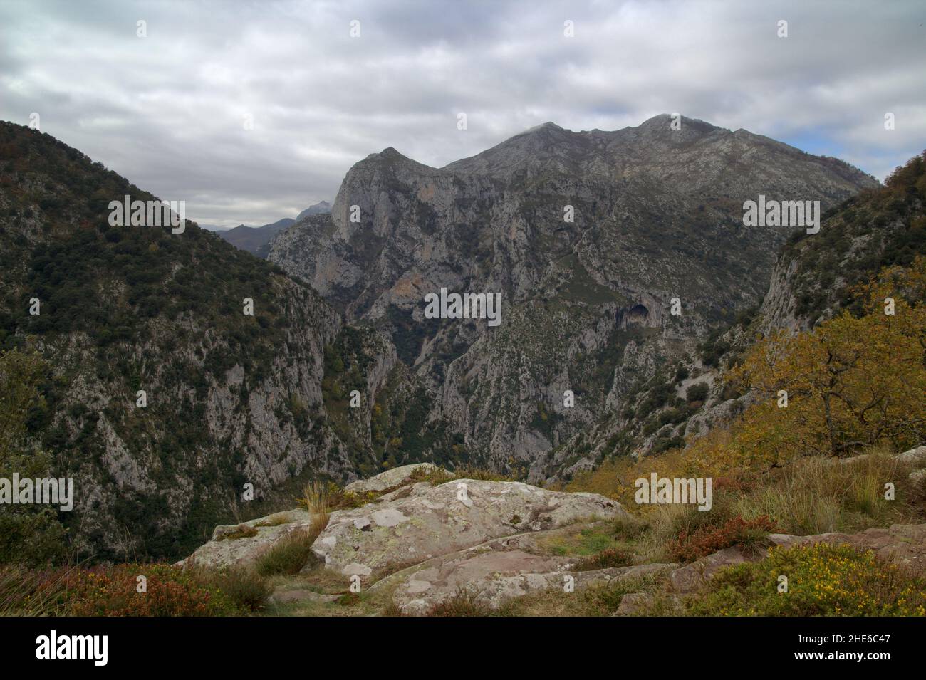 Parte montuosa della Cantabria nel nord della Spagna, percorso escursionistico per Mirador de Santa Catalina o Mirador de Jozarcu punto di vista Foto Stock