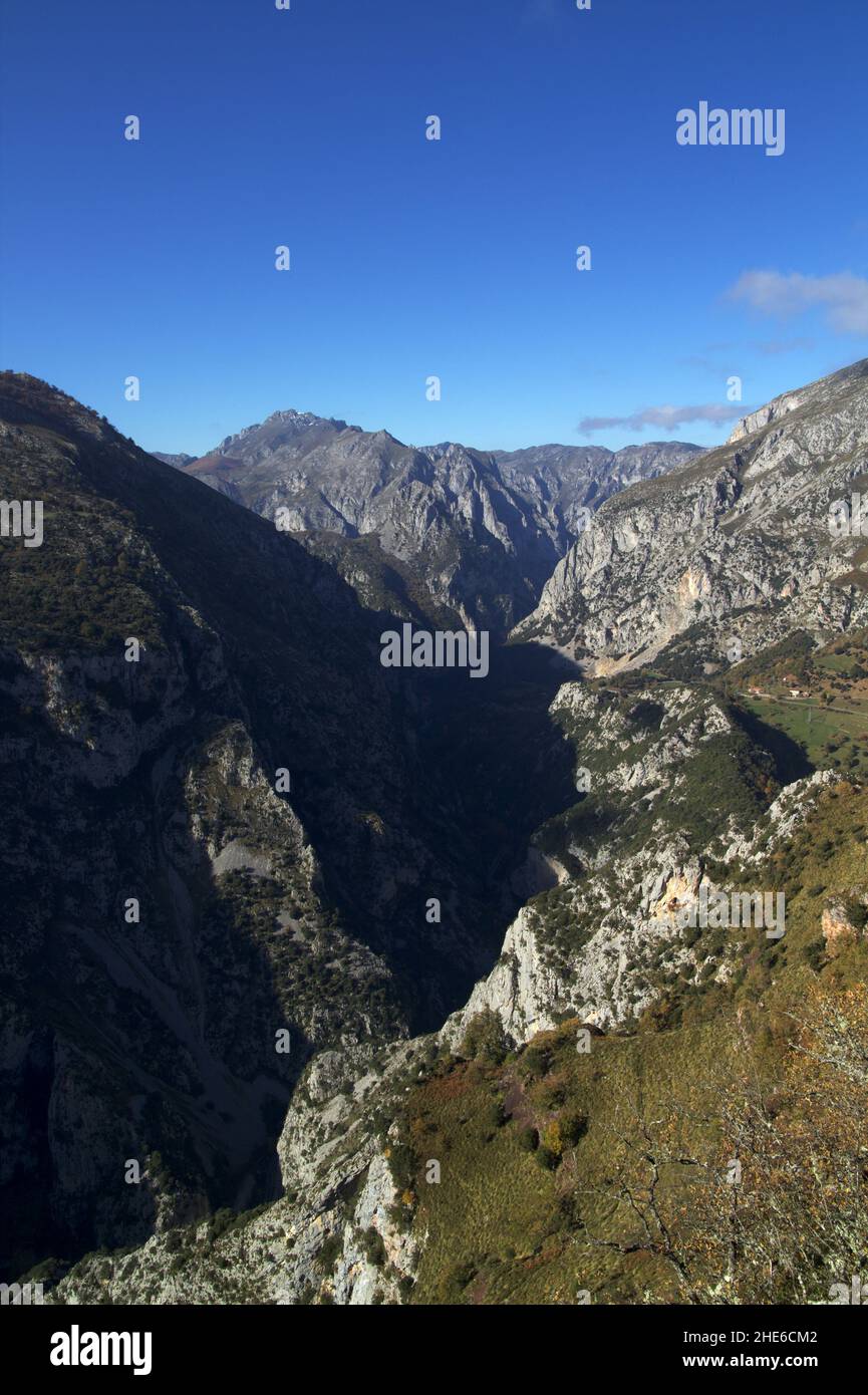 Parte montuosa della Cantabria nel nord della Spagna, percorso escursionistico per Mirador de Santa Catalina o Mirador de Jozarcu punto di vista Foto Stock