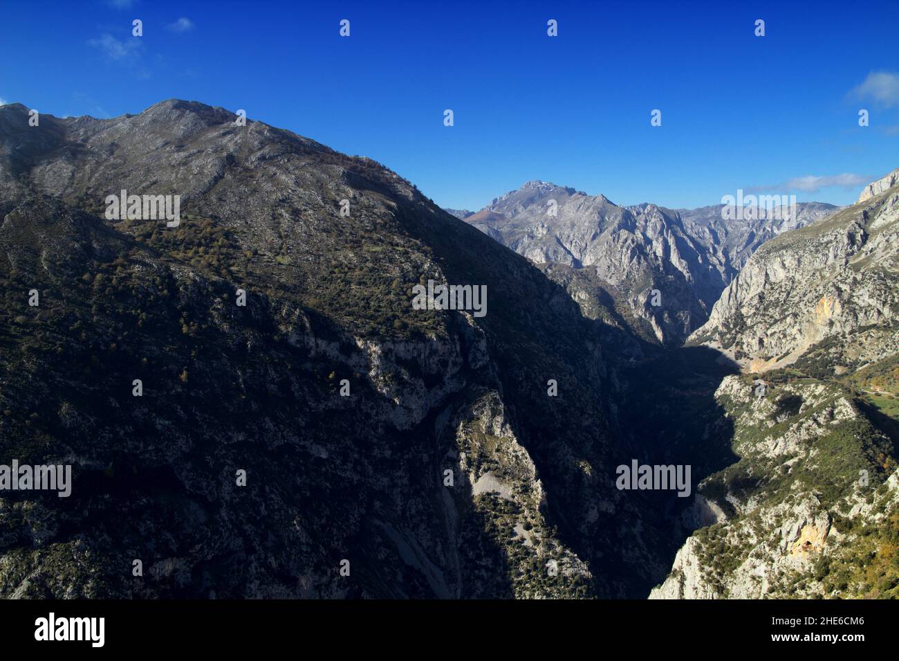 Parte montuosa della Cantabria nel nord della Spagna, percorso escursionistico per Mirador de Santa Catalina o Mirador de Jozarcu punto di vista Foto Stock