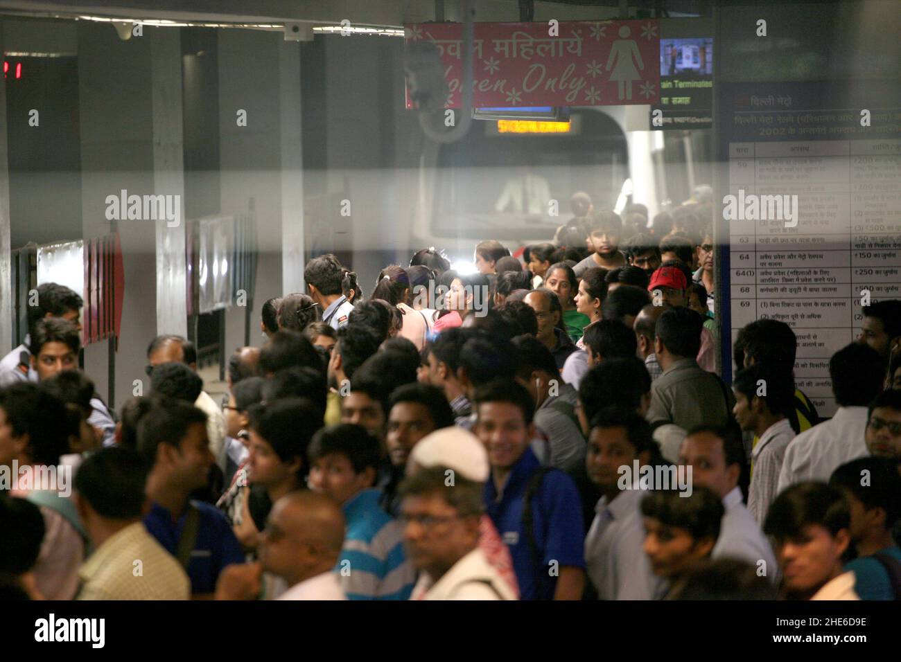 Passeggeri stand al Central Secretriate Metro Stationof the Delhi, rete di metropolitana in Nuova Delhi, India. 26 giugno 2014 Foto Stock