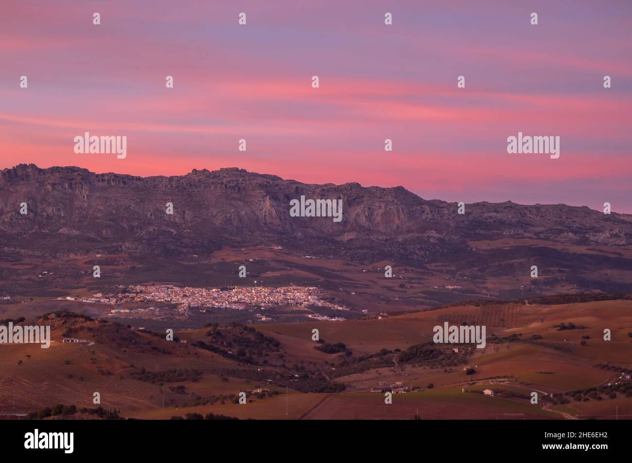 Paesaggio della città di Villanueva de la Concepción e del Parco Naturale El Torcal sullo sfondo, provincia di Malaga, Spagna Foto Stock