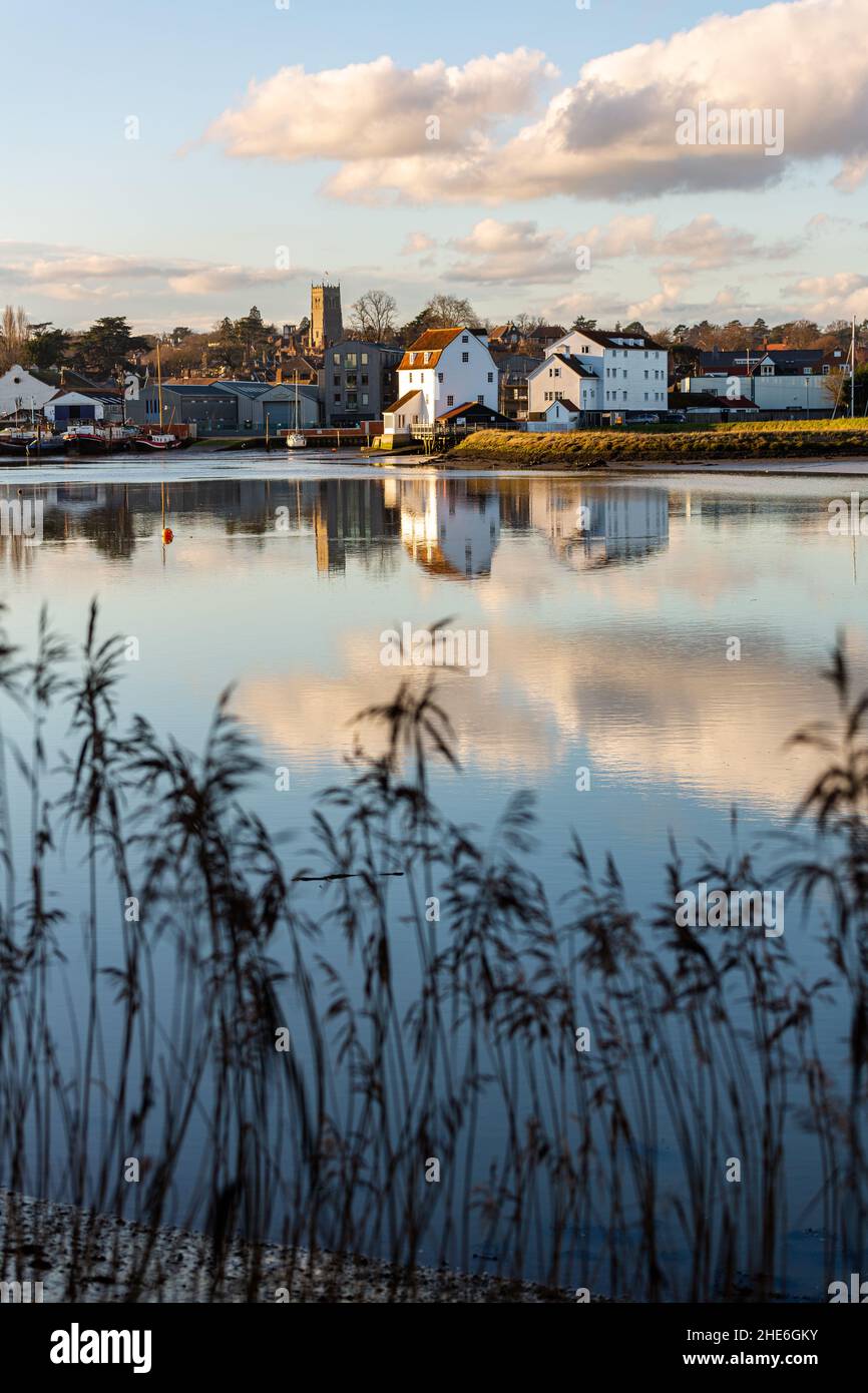 Woodbridge Tide Mill di Woodbridge, Suffolk, sulle rive del fiume Deben, Inghilterra. Un raro esempio di un mulino di marea sono state la ruota di acqua gira ancora Foto Stock