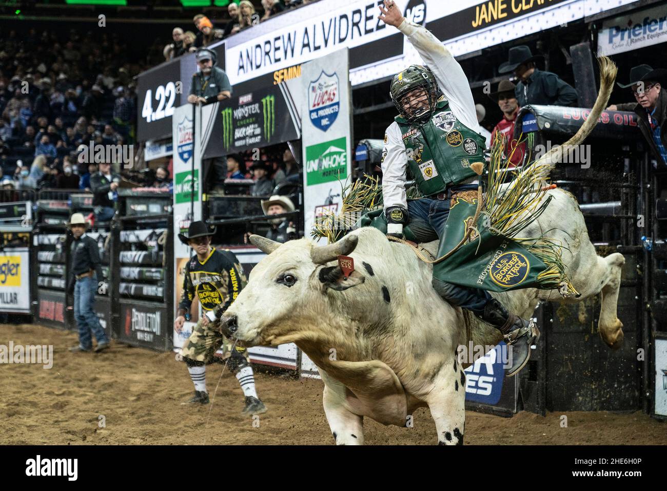 8 gennaio 2022, New York, New York, Stati Uniti: Andrew Alvidrez di Seminole, Texas guida un toro durante 2nd giorni di PBR scatena la bestia al Madison Square Garden. Si tratta di un evento annuale che è stato annullato nel 2021 a causa della pandemia COVID-19 e restituito quest'anno con il protocollo COVID in vigore. (Credit Image: © Lev Radin/Pacific Press via ZUMA Press Wire) Foto Stock