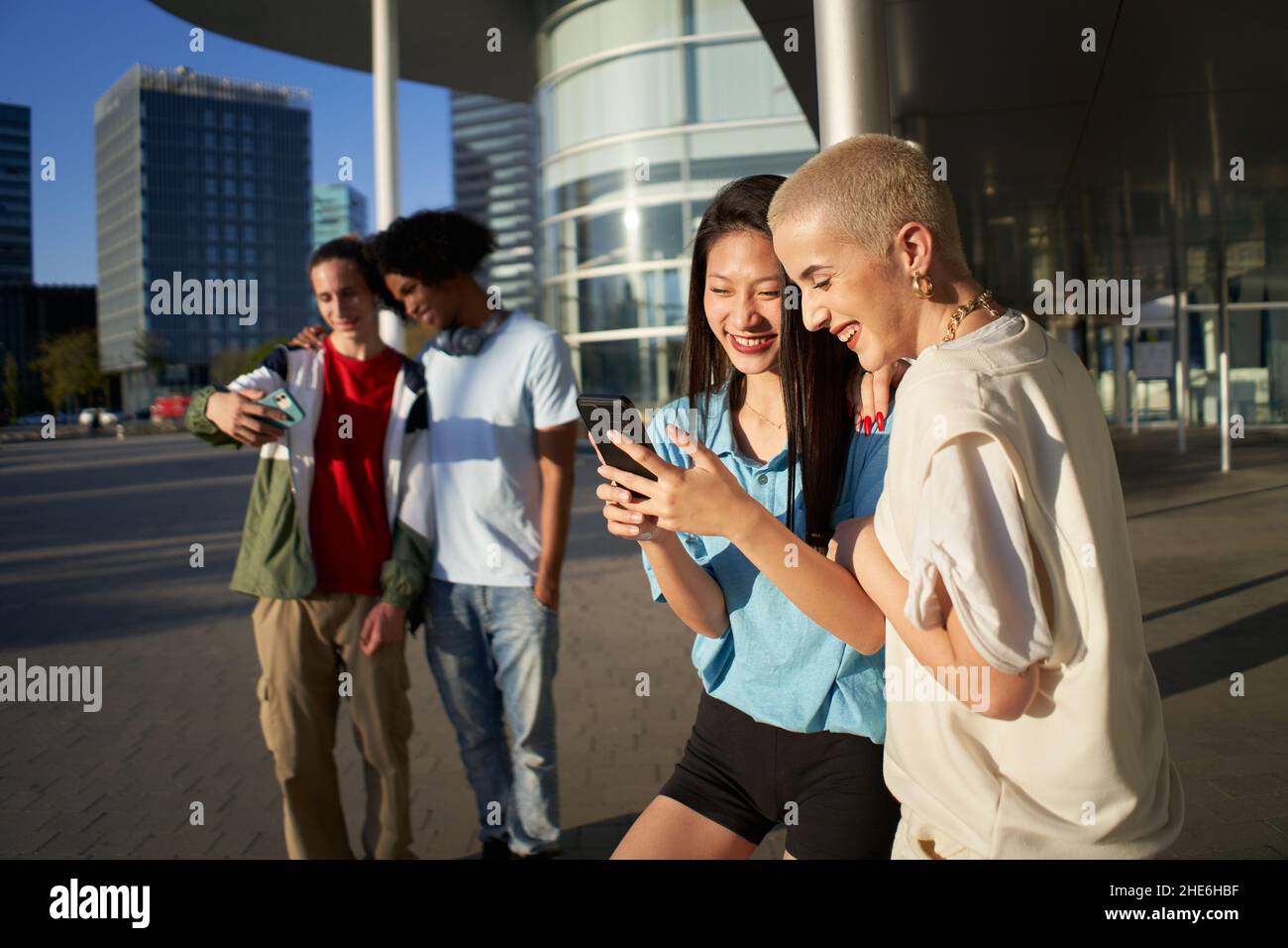 Gruppo di amici che utilizzano il telefono. Concetto di giovani e social media. Foto Stock