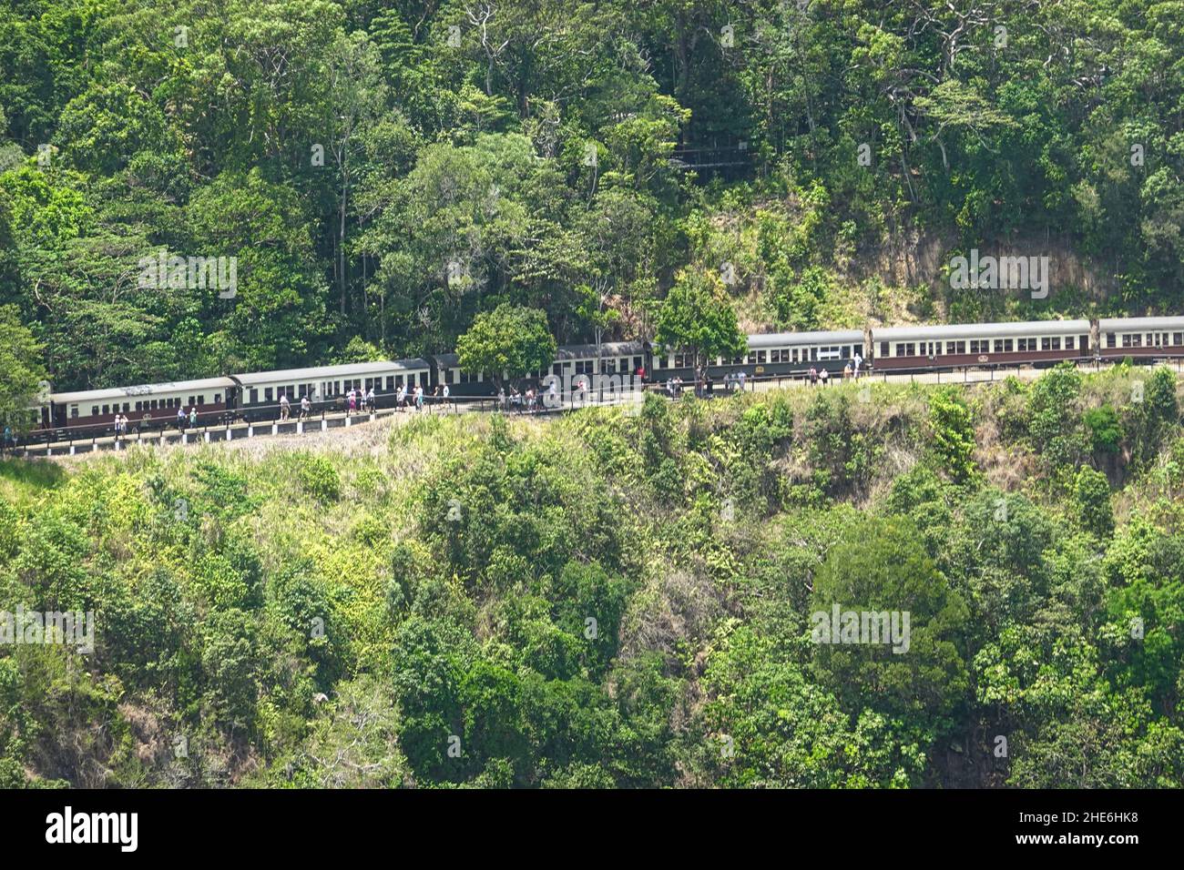 Kuranda Railway Tourist Train visto da Skyrail Foto Stock