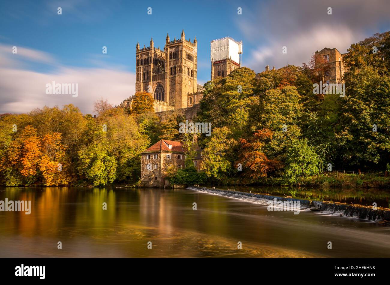 Una lunga esposizione della splendida Cattedrale di Durham e del Vecchio Mulino Fulling, con i colori autunnali che si riflettono nell'usura del fiume Foto Stock