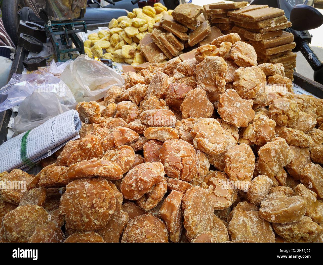 Un primo piano di una ciotola di jaggery. È un prodotto concentrato di succo di canna & spesso data o sap di palma senza separazione di melasse & cristalli & Foto Stock