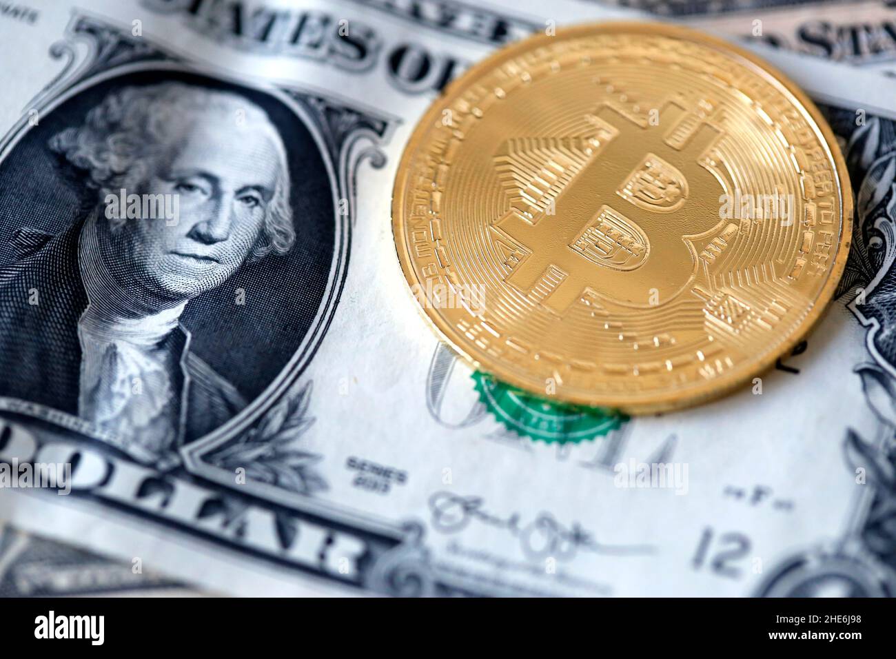 Moneta di criptovaluta in cima a un dollaro statunitense Foto Stock