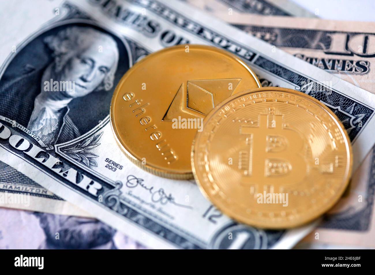 Moneta di criptovaluta in cima a un dollaro statunitense Foto Stock