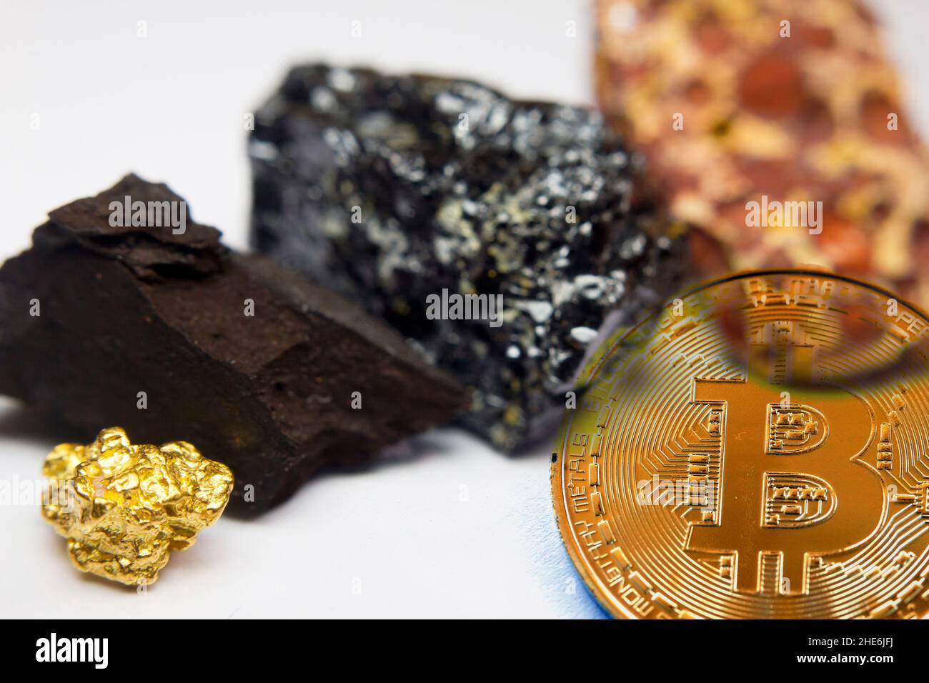 Primo piano dei minerali terrestri; ad esempio: Bauxite, carbone nero e marrone, nocciolo d'oro e moneta di criptovaluta Foto Stock