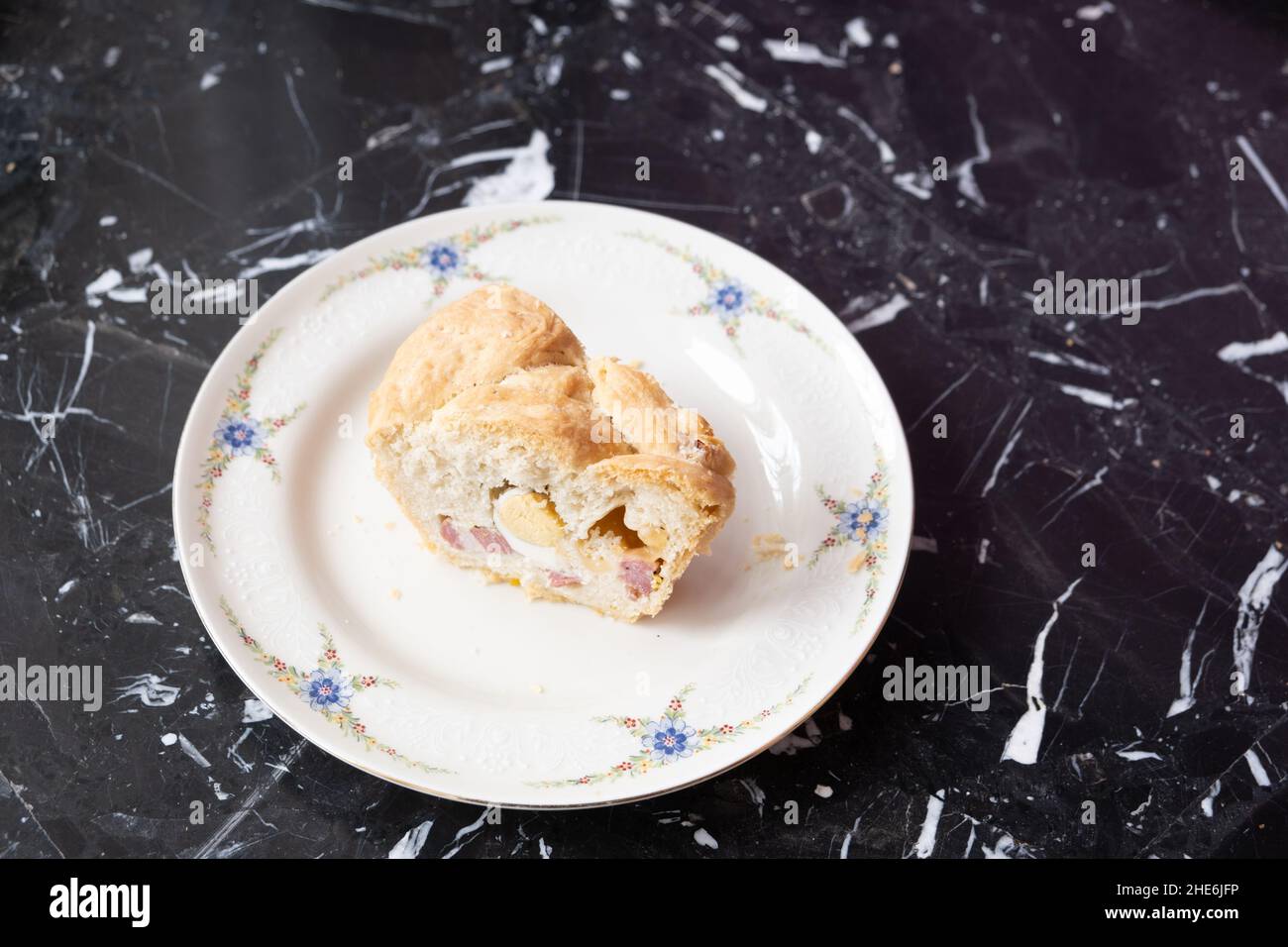 Il tortano è una rustica ciambella salata napoletana, preparata per la  Pasqua, ripiena di salumi, formaggi e crackling Foto stock - Alamy