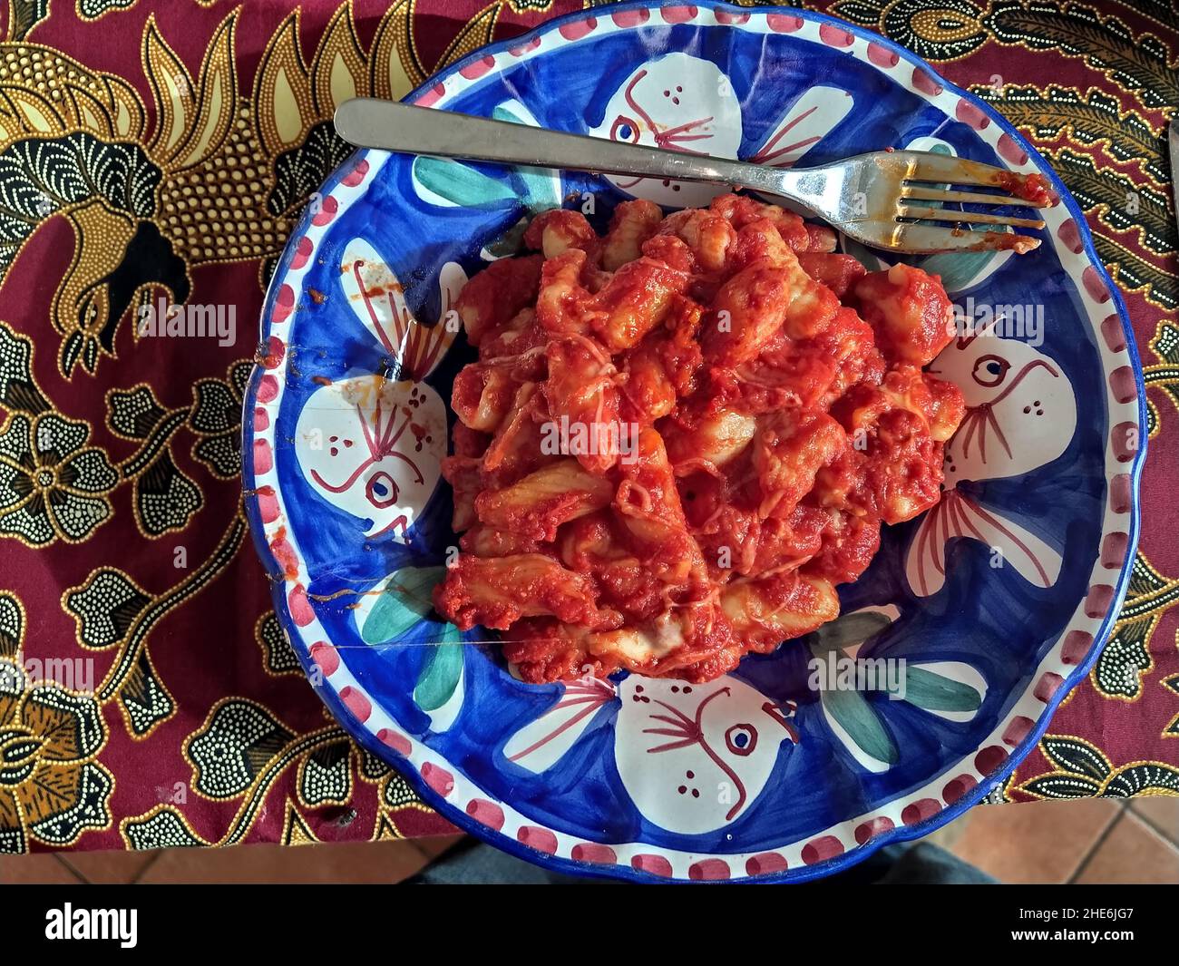 gnocchi alla sorrentina, con pomodori e mozzarella Foto Stock