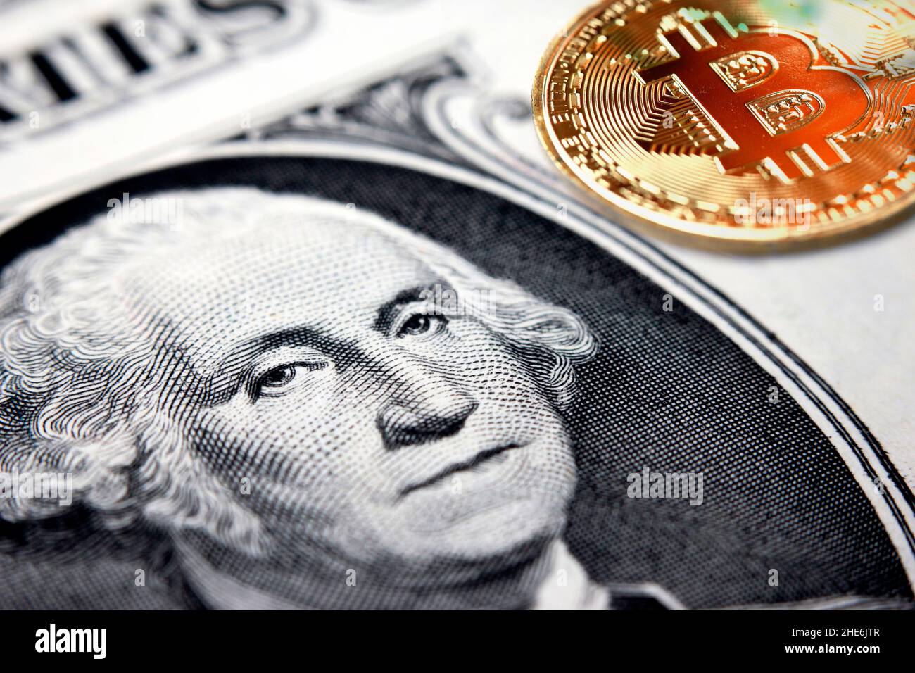 Moneta di criptovaluta in cima a un dollaro statunitense Foto Stock